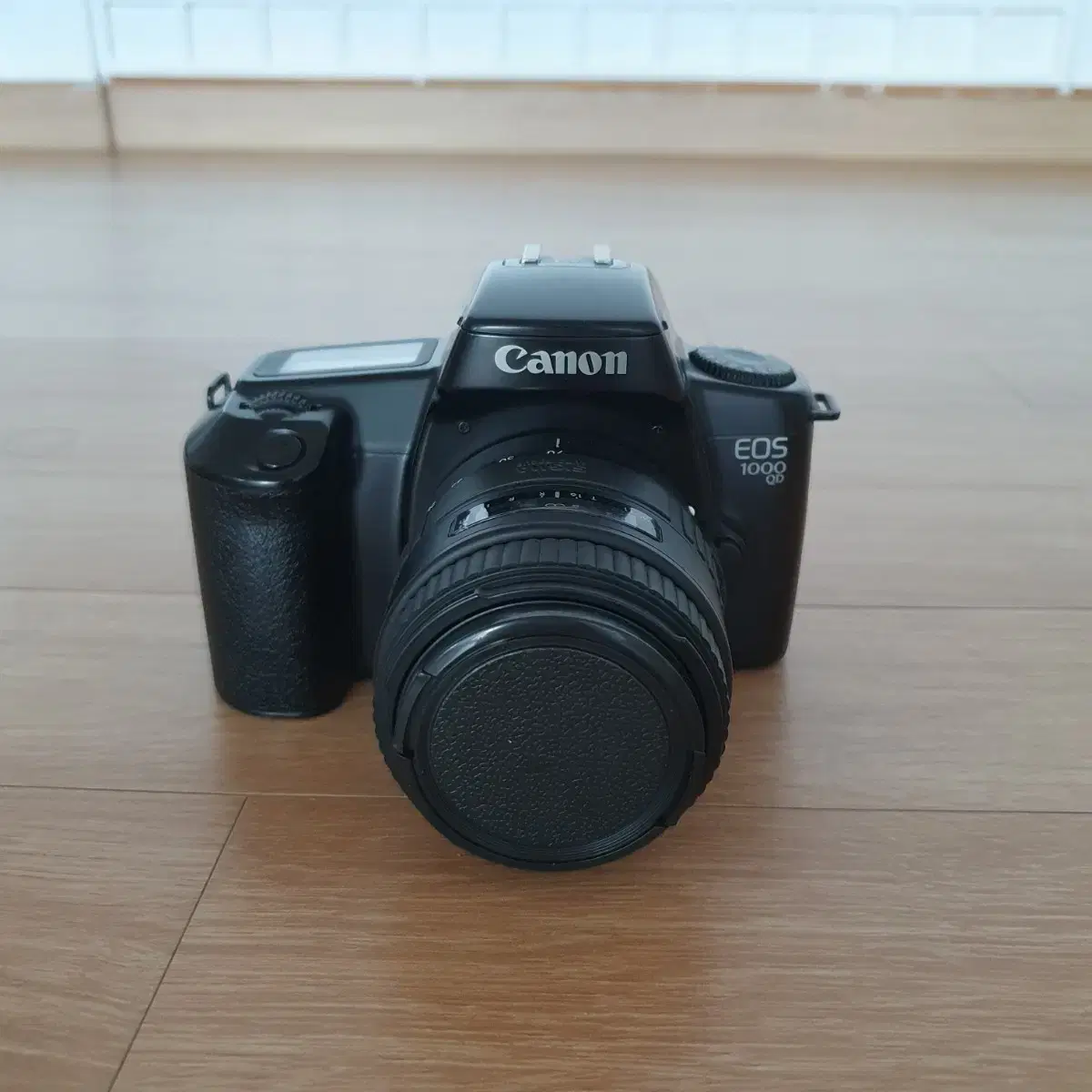 Canon EOS 1000 QD フィルムカメラ ブラック望遠レンズを付けての 再